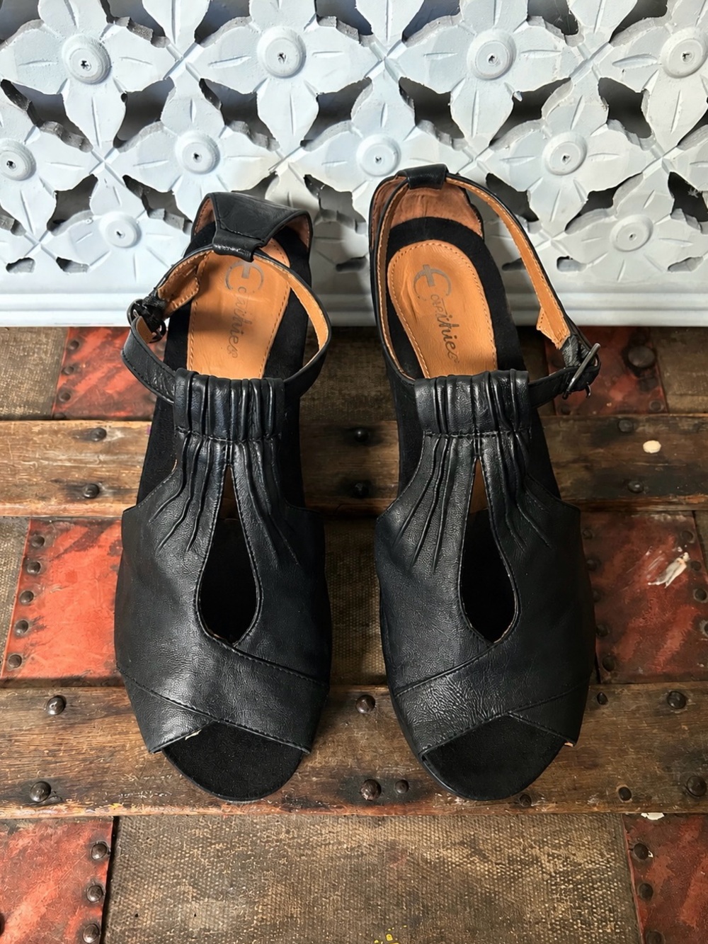 Earthies Black Leather T-Strap Wedge Sandals Women’s Size 10